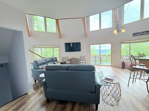 Breathtaking mountain views-4king en suites, bunk rm, sauna, air hockey,MANCAVE!