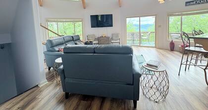 Breathtaking mountain views-4king en suites, bunk rm, sauna, air hockey,MANCAVE!