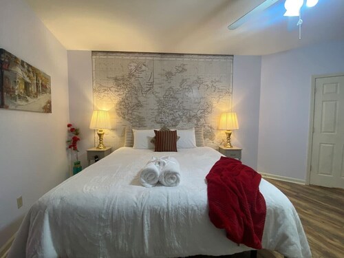 Breathtaking mountain views-4king en suites, bunk rm, sauna, air hockey,MANCAVE!
