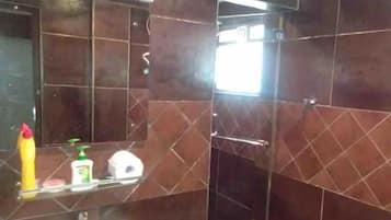 Doccia, asciugacapelli, bidet, asciugamani