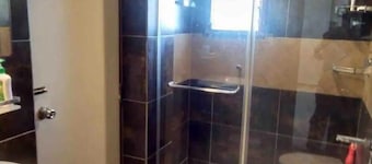 Besant Nagar, Fully Furnished Accommodates 6 adults-Wireless Internet ready
