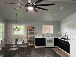 冷蔵庫、電子レンジ、オーブン、コンロ