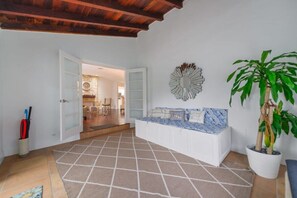 Interior entrance - Peaceful Comfort: Comfortable Miami Home (Miami)