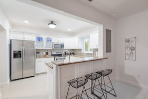 Deluxe House | Private kitchen | Fridge, microwave, oven, dishwasher - Peaceful Comfort: Comfortable Miami Home (Miami)