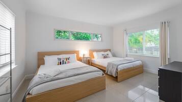 3 habitaciones, ropa de cama de alta calidad y escritorio