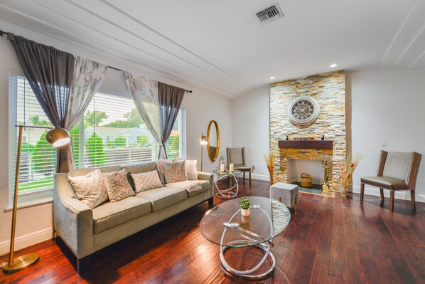 Casa Deluxe | Área de sala de estar | Smart TV de 50 pulgadas con canales vía satélite