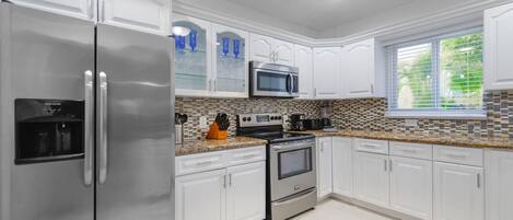 Casa Deluxe | Cocina privada | Refrigerador, microondas, horno y lavavajillas