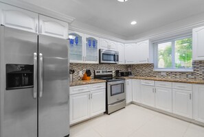 Casa Deluxe | Cocina privada | Refrigerador, microondas, horno y lavavajillas