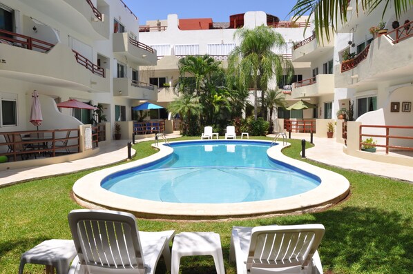 Outdoor pool - Remodeled penthouse in Margaritas Condo, close to beach and shopping (Playa del Carmen)