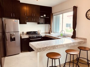 Kjøleskap, mikrobølgeovn, ovn og kokeplater