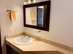 Shower, hair dryer, towels, toilet paper - Remodeled penthouse in Margaritas Condo, close to beach and shopping (Playa del Carmen)