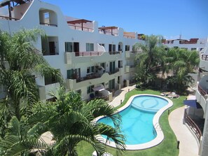 Outdoor pool - Remodeled penthouse in Margaritas Condo, close to beach and shopping (Playa del Carmen)