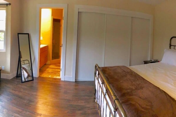 3 bedrooms - 3 bedrooms all with queen-size beds, and 2 bathrooms. (Medford)