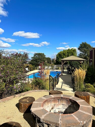 3 bedrooms all with queen-size beds, and 2 bathrooms.