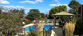 3 bedrooms all with queen-size beds, and 2 bathrooms.