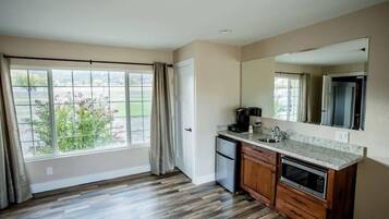 Réfrigérateur, micro-ondes, plaque de cuisson