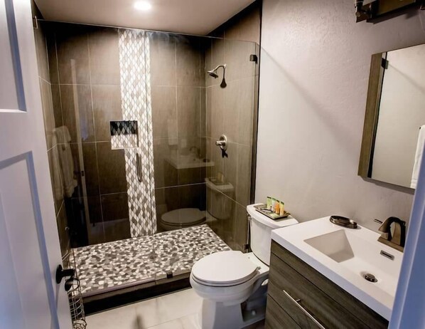 Bathroom - 3 units of 5 bedrooms, 4 bathrooms, murphy bed, sofa sleeper, pool & hot tub. (Medford)