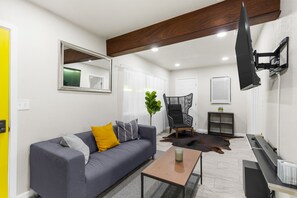 Smart TV - Comfortable Compton 2 Bed APT 2 (Compton)