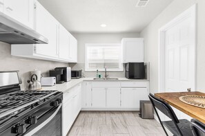 Fridge, oven, stovetop - Comfortable Compton 2 Bed APT 2 (Compton)