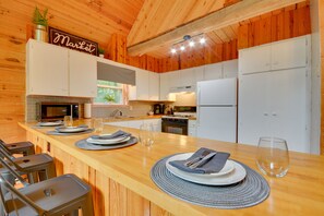 Réfrigérateur, micro-ondes, plaque de cuisson, lave-vaisselle