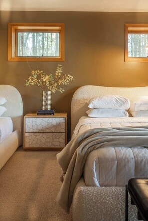 4 bedrooms, travel crib, WiFi, bed sheets - TC Lake House w/Hot Tub, Pontoon, & Game Room! (Traverse City)