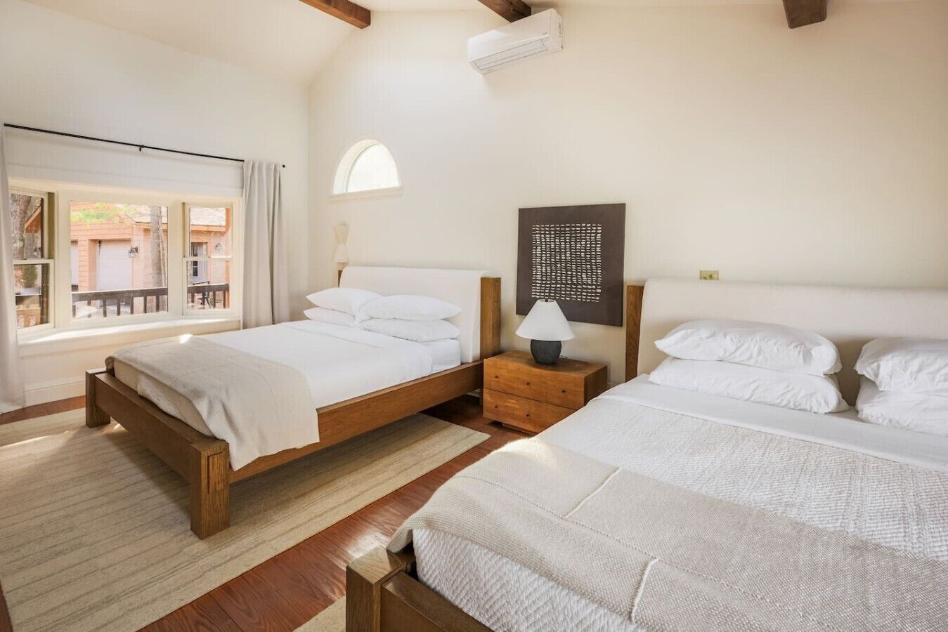 Escritorio, cuna de viaje, wifi y ropa de cama 