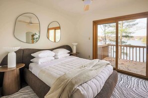 4 bedrooms, travel crib, WiFi, bed sheets - TC Lake House w/Hot Tub, Pontoon, & Game Room! (Traverse City)