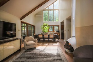Televisión, chimenea y tenis de mesa