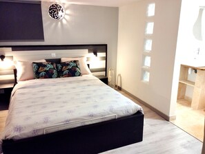 1 bedroom, travel cot, WiFi, bed sheets