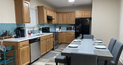 Peachy Beach House - Unit B - Close to Beach, Amazing Patio, Hot Tub, Yard Games