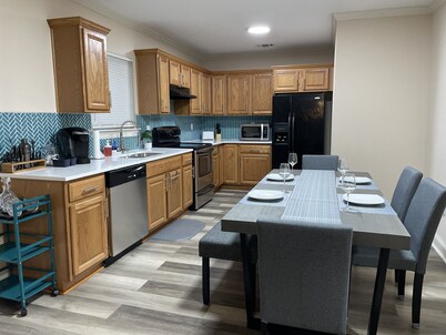 Peachy Beach House - Unit B - Close to Beach, Amazing Patio, Hot Tub, Yard Games