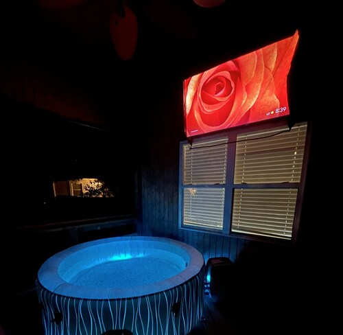 Peachy Beach House - Unit B - Close to Beach, Amazing Patio, Hot Tub, Yard Games