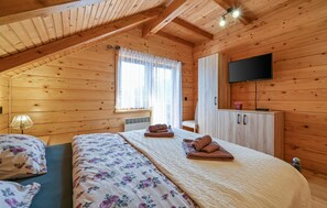 4 quartos, ferros/tábuas de passar roupa, berço de viagem