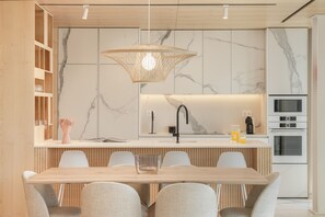 Fridge, microwave, oven, stovetop - Luxury, in the heart of the city - Savoy Insular I (Funchal)