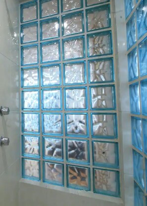 Exclusief appartement | Badkamer | Een douche, een regendouche, een haardroger, handdoeken