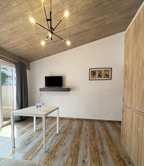 Departamento Grand | Área de sala de estar | Smart TV de 32 pulgadas con canales digitales y Netflix 