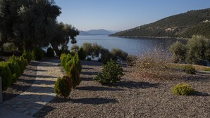 Vista de un lago con un sendero de piedra que conduce a un edificio.