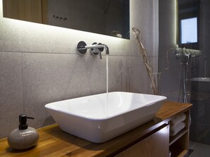 Douche, séchoir à cheveux, serviettes fournies