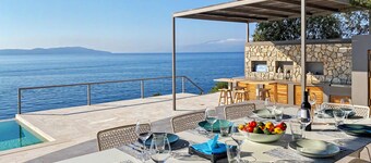Villa Oneiro: Family Haven With Private Pontoon & Cinema