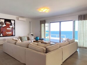 Televisión, tenis de mesa y videoteca 