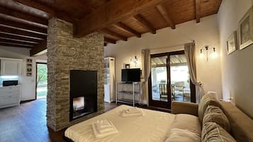 6 bedrooms, iron/ironing board, free WiFi, bed sheets