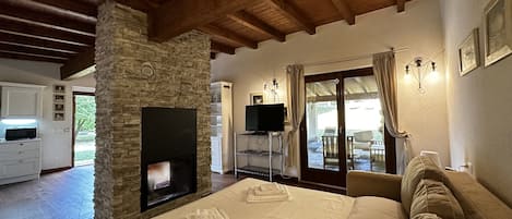 6 bedrooms, iron/ironing board, free WiFi, bed sheets