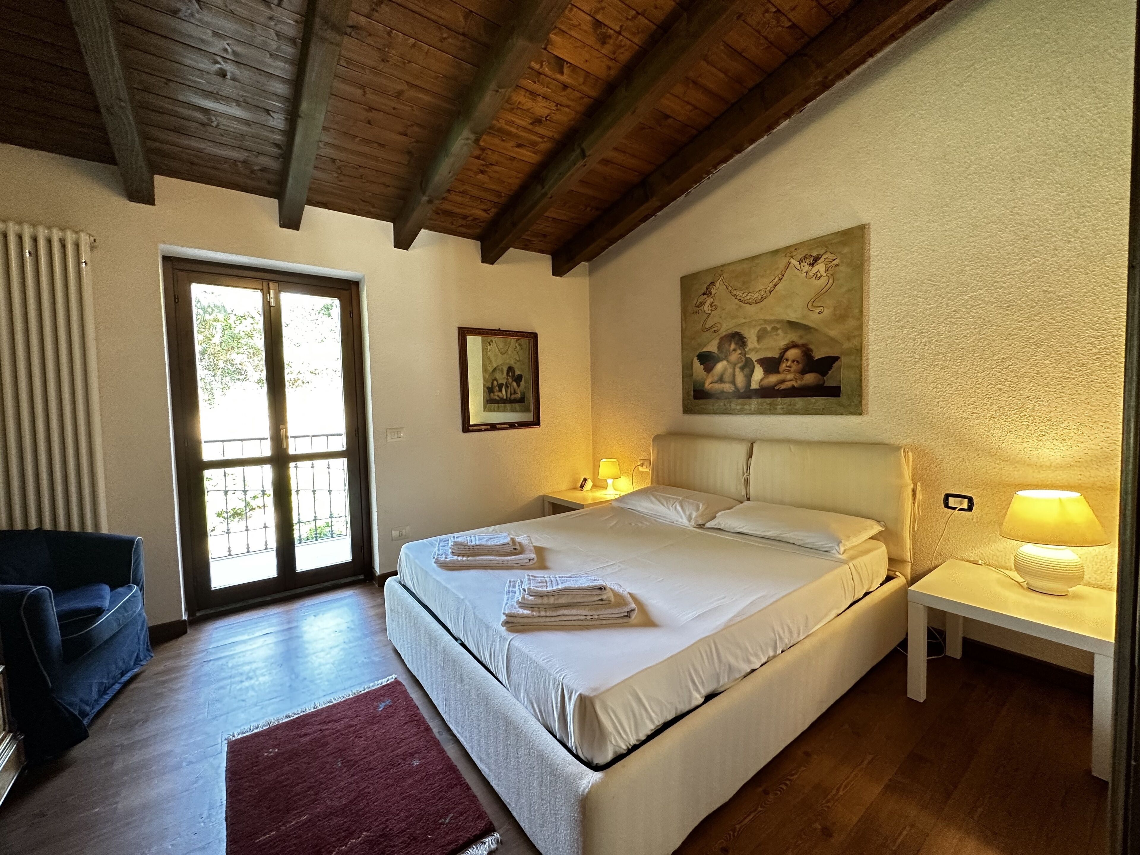 6 室のベッドルーム、アイロン / アイロン台、WiFi (無料)、ベッドシーツ