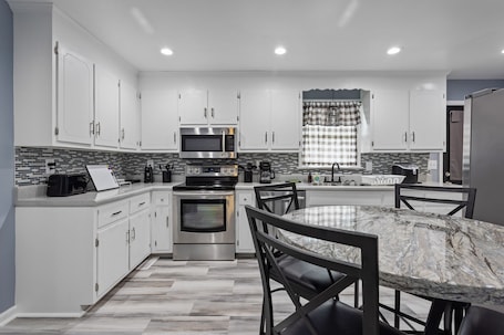 Fridge, microwave, oven, stovetop. Luxury Stay! 10 min away from Fort Lee.
