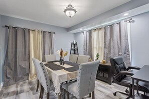 Dining - Luxury Stay! 10 min away from Fort Lee. (Prince George)