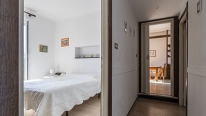A narrow hallway leading to a bedroom with a bed, a small shelf with items, and a door to another room. - Apartment in Recco with 1 bedrooms sleeps 4 (Recco)