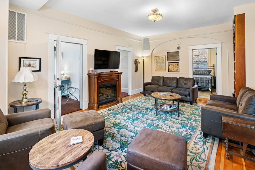 Anne Hathaway, 8 Bedrooms, 9 Bathrooms, A Commercial Kitchen And Dining Room. - Ashland, OR