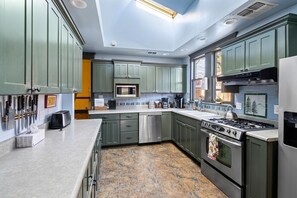 Refrigerador, microondas, parrilla de estufa y comedor