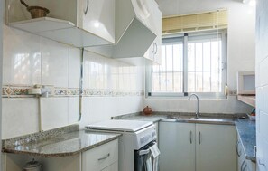 Frigorífico, microondas, horno y placa de cocina