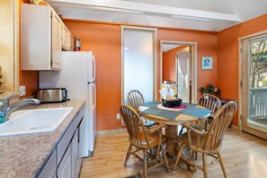 Fridge, microwave, stovetop - 1 bedroom, 1 bathroom cottage with sleeper sofa & full kitchen. (Ashland)